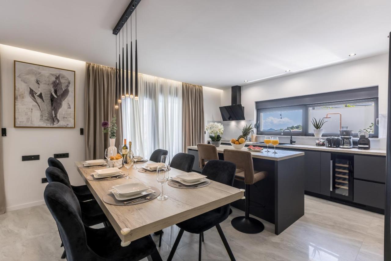 Villa Todo With Heated Pool And Jacuzzi Vinišće